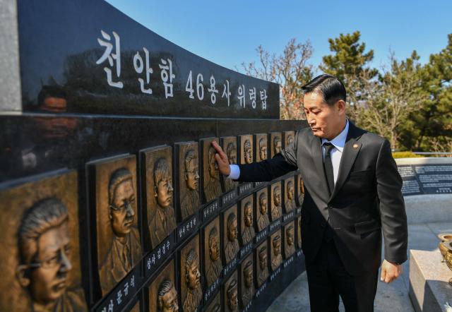 신원식 국방부 장관이 천안함 피격사건 제14주기를 맞아 26일 인천 옹진군 백령도에 위치한 천안함 46용사 위령탑을 찾아 참배하고 있다 사진국방부