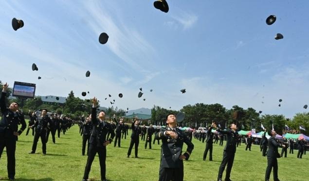 신임 부사관들이 2023년 7월 28일 전북 익산시 육군부사관학교에서 열린 23-2기 부사관 임관식에서 정모를 하늘로 던지며 자축하고 있다 사진육군