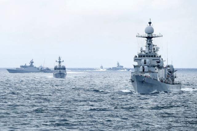지난 27일 동해상에서 부산함FF·사진 오른쪽을 비롯한 해군 1함대 함정들이 기동훈련을 하고 있다 사진해군 1함대