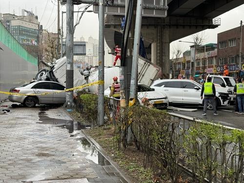 성북구 13종 연쇄 추돌사고…1명 심정지 상태로 병원 옮겨져