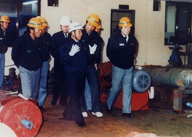 조석래 효성그룹 명예회장이 1990년 2월 직원들과 함께 HICO 창원공장을 순시하고 있다 사진효성그룹