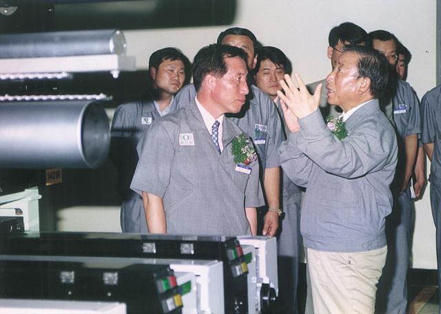 조석래 효성그룹 명예회장이 1999년 6월 스판덱스 공장 준공식에 참여해 연설을 하고 있다 사진효성그룹
