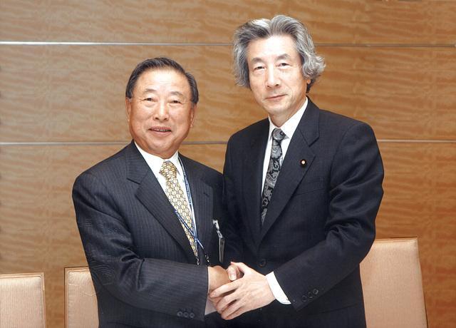 조석래 효성그룹 명예회장이 2006년 5월 당시 일본 고이즈미 총리를 예방해 기념 촬영을 하고 있다 사진효성그룹 