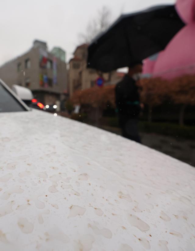  서울 지역이 황사 영향을 받는 29일 오전 비가 내리는 서울 시내의 한 차량 위에 황사 빗방울이 떨어져 있다 사진연합뉴스
