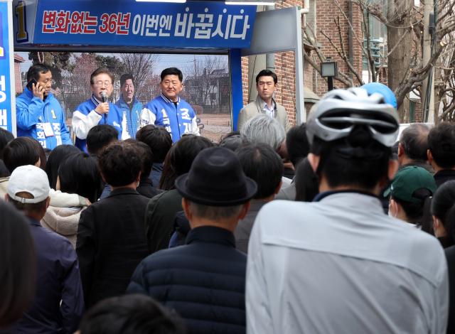 이재명 더불어민주당 대표가 30일 송파구 방이동에서 조재희 후보 지원 유세를 하고 있다 사진연합뉴스