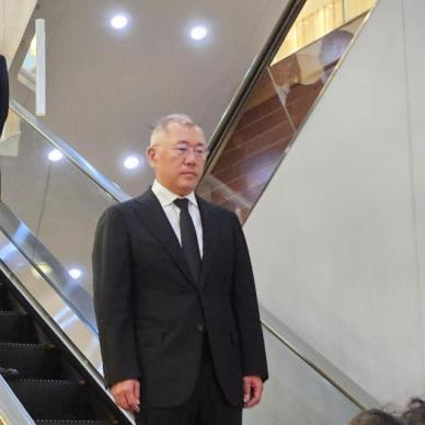 정의선 현대차그룹 회장 아내와 함께 故 조석래 효성 명예회장 조문