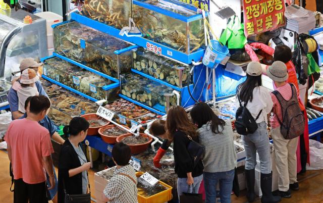 서울 노량진 수산시장을 찾은 시민들이 각종 해산물을 구입하고 있다 사진연합뉴스