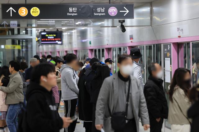 31일 오후 서울 수도권 광역급행철도GTX-A 수서역에서 승객들이 열차를 기다리고 있다 GTX-A 수서∼동탄 구간은 전날 첫 운행을 시작했다사진연합뉴스