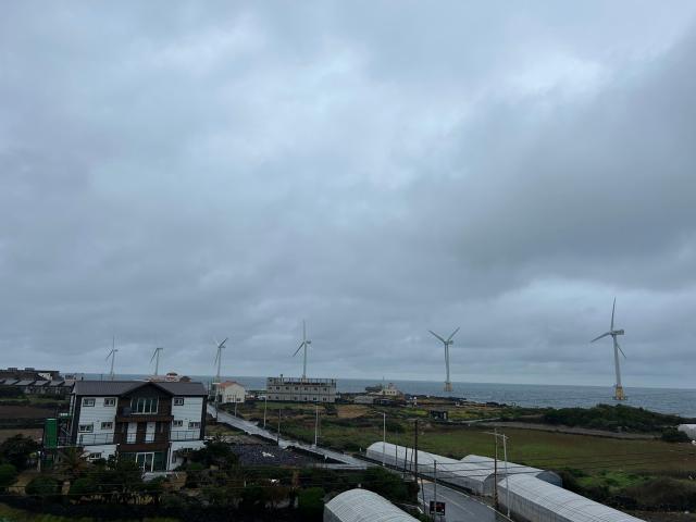 28일 방문한 제주시 한경면 두모리 탐라해상풍력발전단지의 해상풍력 발전기가 돌아가는 모습 사진김유진 기자