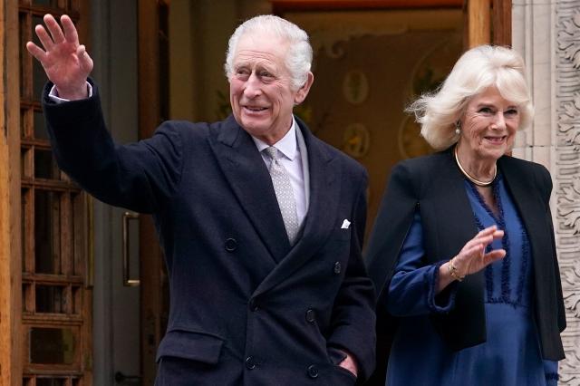 암 진단을 받은 것으로 알려진 영국 찰스 3세 국왕75이 지난 1월 런던 시내 병원을 나서면서 커밀라 왕비와 함께 손을 흔들고 있다 사진연합뉴스