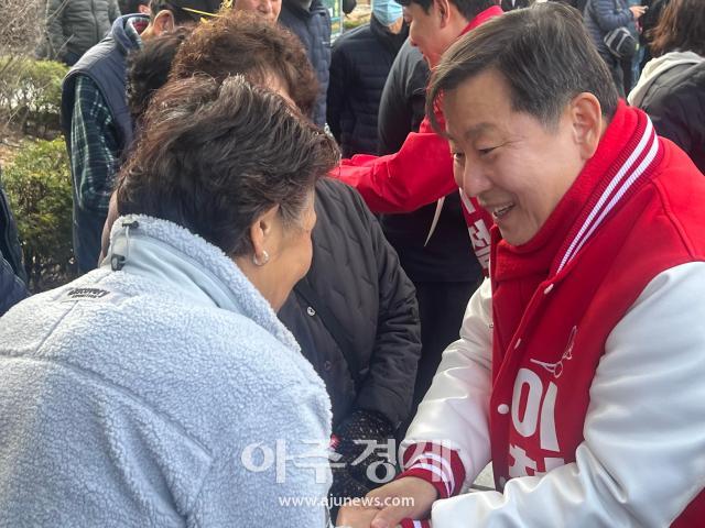 이철규 후보가 태백 황지자유시장 삼거리에서 지지자에게 인사를 하고 있다사진이동원 기자