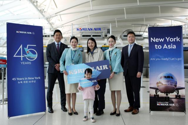 항공권 당첨자 김지현씨가운데와 대한항공 관계자들이 기념사진을 촬영하는 모습 사진대한항공