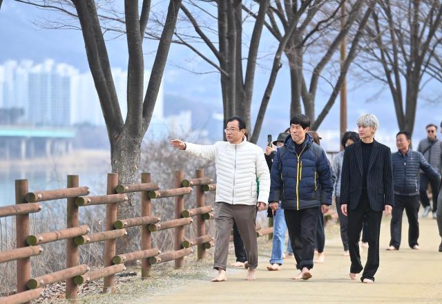 지난 2월 이현재 하남시장이 보이그룹 아이콘iKON 멤버 송윤형씨와 함께 미사 한강 모랫길을 걸으며 점검하고 있다 사진하남시