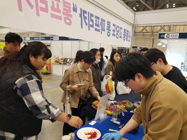대한민국 대표 특산물 직거래 박람회장에서 밀양농산물 시식 행사 모습사진밀양시