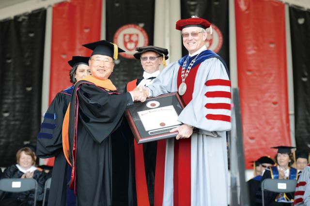 2013년 미국 일리노이 공과대학에서 명예박사학위를 수여받고 있는 故 조석래 명예회장중앙 왼쪽사진효성