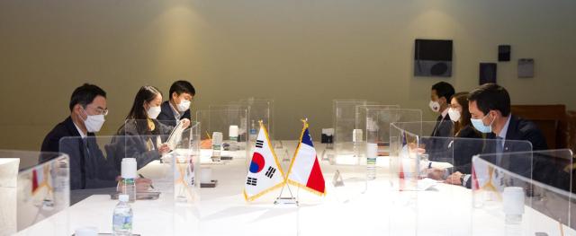 This screenshot image was captured from the official Facebook page of the Chilean Embassy in Seoul