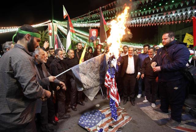 4월 1일현지시간 이란 수도 테헤란에 모인 시위대들이 이스라엘과 미국 국기를 태우고 있다 이스라엘군은 이날 시리아 수도 다마스쿠스에 있는 이란 영사관을 폭격해 최소 8명이 사망했다 

