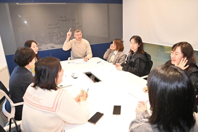 하남시청 공직자들이 1일 글로벌 공직자 양성 프로젝트의 일환으로 운영되는 사내 외국어 회화반인 랭귀지365클래스에서 외국인 강사와 영어로 대화를 나누고 있다  사진하남시