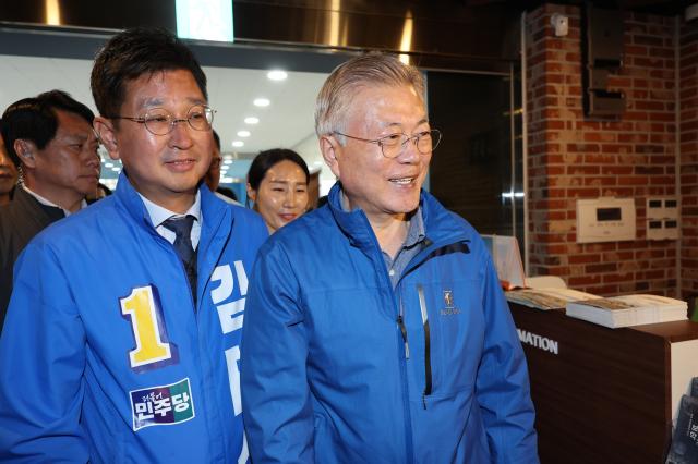 문재인 전 대통령이 2일 오전 울산 동구에 위치한 보성학교 전시관을 찾아 김태선 더불어민주당 후보와 함께 해설사의 설명을 듣고 있다 사진연합뉴스