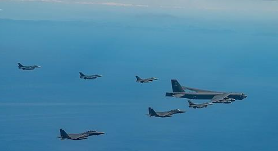 2023년 10월 22일 오후 한반도 남쪽 한일 방공식별구역ADIZ 중첩구역에서 한미일 공군이 연합공중훈련을 실시하고 있다 먼 곳부터 일본 F-2 2대 미국 F-16 미국 B-52H 미국 F-16 한국 F-15K 2대 사진연합뉴스