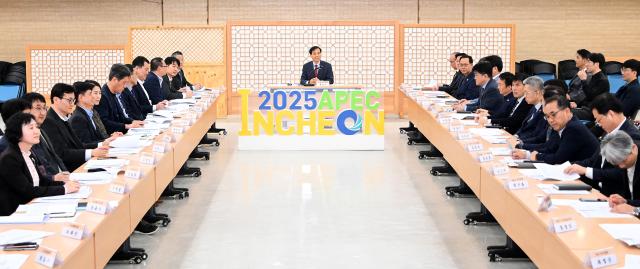 황효진 글로벌도시정무부시장이 2일 시청 대회의실에서 열린 2025 APEC 정상회의 인천 유치 지원 TF 회의에서 인사말을 하고 있다 사진인천시