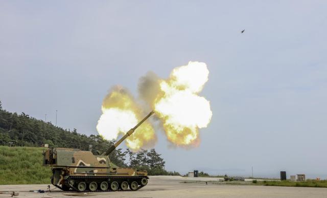 9개국에 수출된 국산 명품 자주포 K-9의 사격 훈련 모습사진한화에어로스페이스