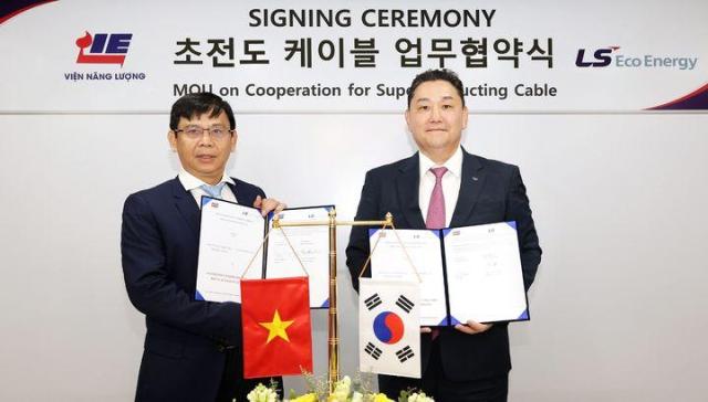Lee Sang-ho Giám đốc điều hành LS Eco Energy phải và Viện trưởng Viện Năng lượng IE Trần Kỳ Phúc chụp ảnh kỷ niệm sau khi ký kết Thỏa thuận kinh doanh cáp siêu dẫn Ảnh   LS Cable  System
