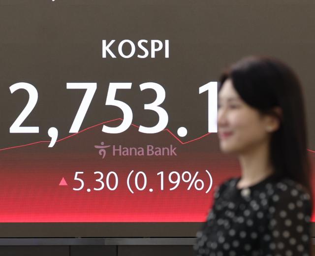 2일 서울 중구 하나은행 딜링룸 현황판에 코스피 종가가 표시돼있다 이날 코스피 지수는 275316에 거래를 마치면서 3거래일 연속 상승했다 사진연합뉴스