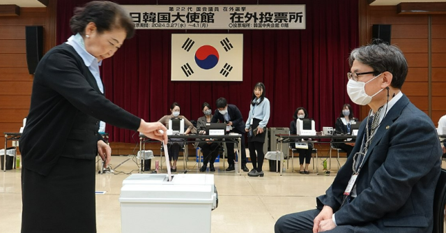 국회의원선거 재외 국민투표가 27일 시작된 가운데 한 유권자가 일본 도쿄 총영사관에 마련된 재외투표소에서 투표하고 있다 사진연합뉴스