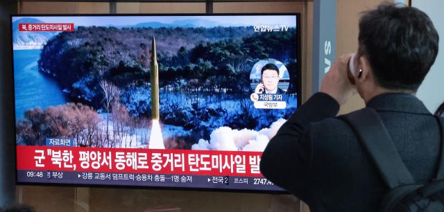 북한이 동해상으로 탄도미사일을 발사한 지난 2일 오전 서울역 대합실에서 시민들이 관련 뉴스를 시청하고 있다 사진연합뉴스