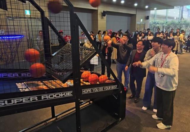 조항목 대표이사가 지난 29일 NS홈쇼핑 강당에서 열린 우주오락실에 행사에서 임직원과 함께 농구 슈팅 게임을 하고 있다 사진NS홈쇼핑