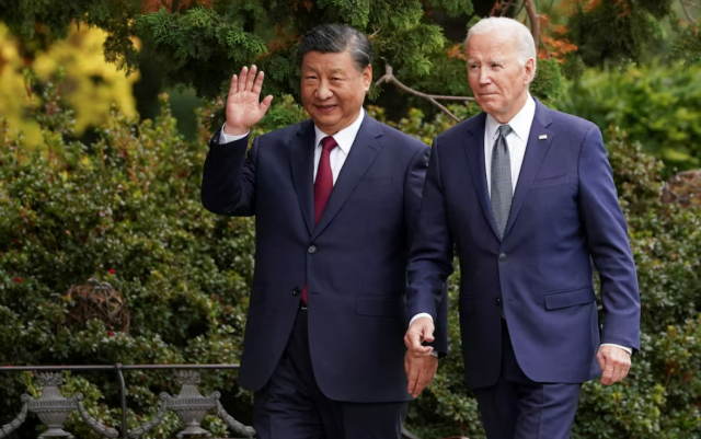 시진핑 중국 국가주석과 조 바이든 미국 대통령이 2023년 11월 미국 샌프란시스코 인근 우드사이드에서 산책하고 있다 사진로이터연합뉴스