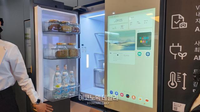 삼성전자 관계자가 AI 기반으로 연결성과 사용성이 업그레이드된 신제품을 설명하고 있다 비스포크 AI 패밀리허브 냉장고는 약 100만 장의 식품 사진을 학습한 비전 AI 기술로 스마트한 식재료 관리를 도와준다사진고은서 기자