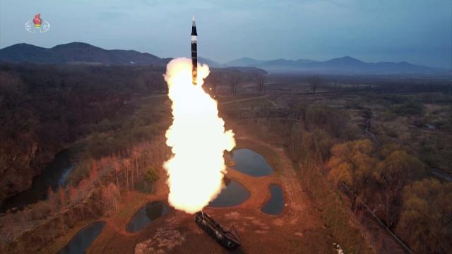 북한 조선중앙TV는 지난 2일 새로 개발한 극초음속 활공비행 전투부를 장착한 새형의 중장거리 고체탄도 미사일 화성포-16나 형의 첫 시험발사 장면 영상을 3일 공개했다 사진연합뉴스