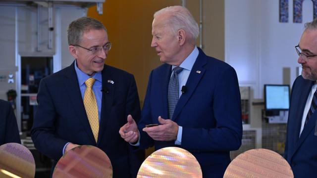 팻 겔싱어 인텔 최고경영자CEO와 조 바이든 미국 대통령사진인텔