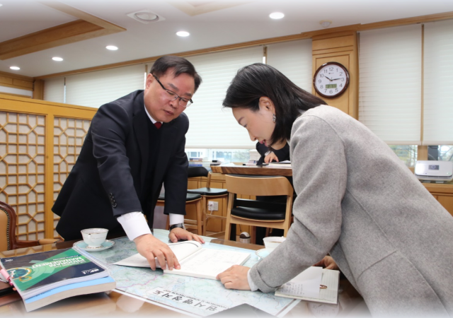 홍남표 창원시장은 2일 시청을 방문한 허리선 PMIProject Management Institute 한국시장담당과 면담했다 사진창원시