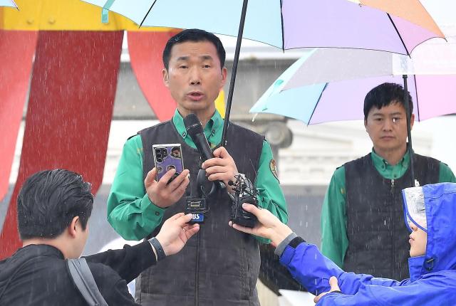 Fu Baos zookeeper Kang Cheol-won left reads a thank-you letter to Fu Bao fans at Everalnd AJU NEWS DB