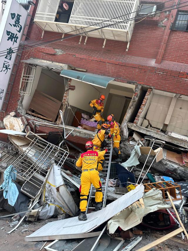 3일 지진 발생 후 소방 구조대원이 재난 피해자 구출 작업을 진행하고 있다사진AP연합뉴스