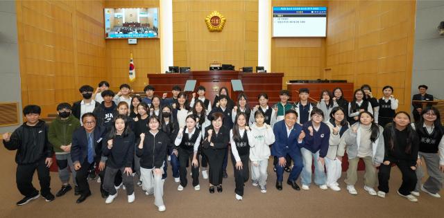 전북특별자치도의회는 3일 부안중학교 13학년 38명의 학생이 참여한 가운데 2024년 제2회 청소년 모의의회를 개최했다사진전북특별자치도의회