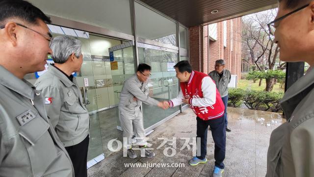 이철규 후보가 쌍용CE 동해공장을 방문하여 근로자들과 소통하고 있다사진이동원 기자