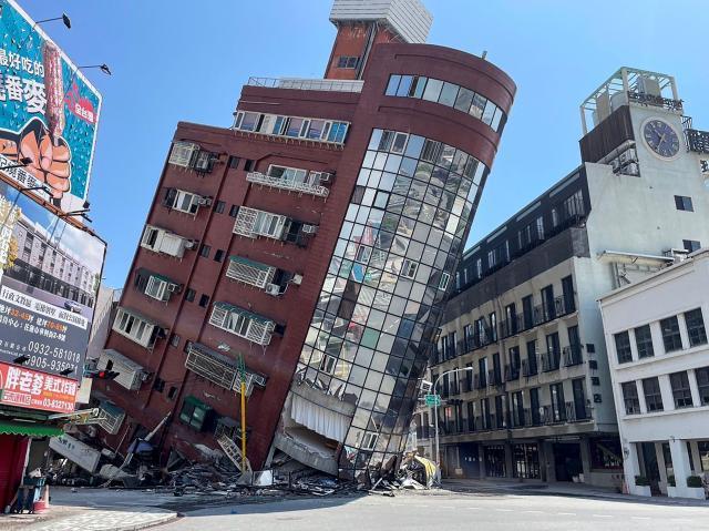 대만에서 규모 72의 강진이 발생해 건물이 기울어졌다 사진AFP·연합뉴스