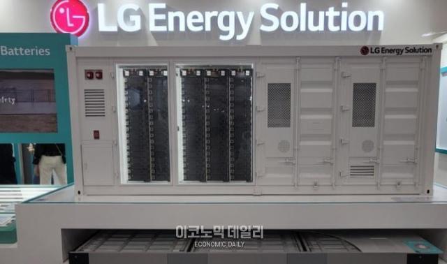 서울 강남구 코엑스에서 열리는 코리아 스마트그리드 엑스포 2024에 참가한 LG에너지솔루션이 부스를 꾸려 에너지저장장치ESS 사업을 전시했다사진고은서 기자