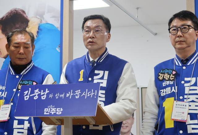 김중남 더불어민주당 후보가 4일 강원 강릉시 경강로에 있는 선거사무소에서 기자회견을 하고 있다. [사진=김지윤 기자]