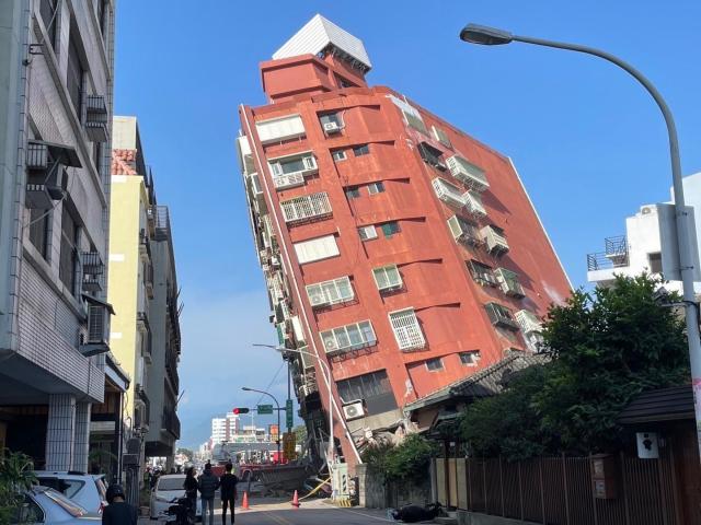 대만 동부에서 지난 3일 발생한 규모 74의 지진으로 대만 타이베이 중산로에 위치한 주택 한 채가 기울어져 있다 사진연합뉴스