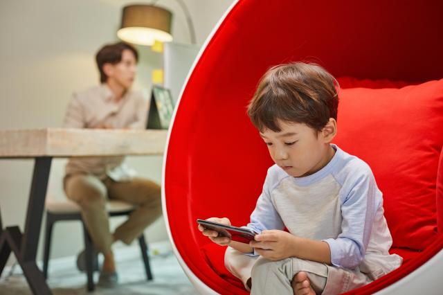 手机成"电子奶嘴"？韩国儿童和青少年智能手机使用时间激增