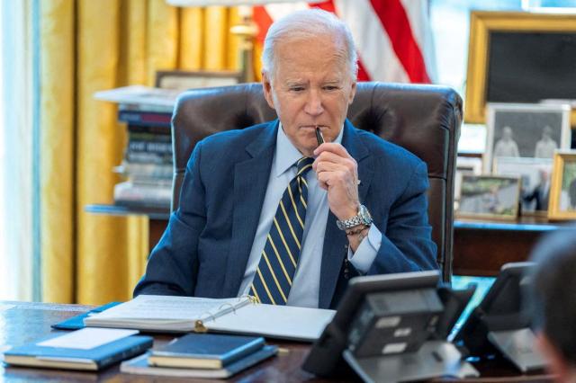 4월 4일현지시간 조 바이든 미국 대통령이 백악관 집무실에서 베냐민 네타냐후 이스라엘 총리와 전화 통화를 하는 모습 사진로이터 연합뉴스 