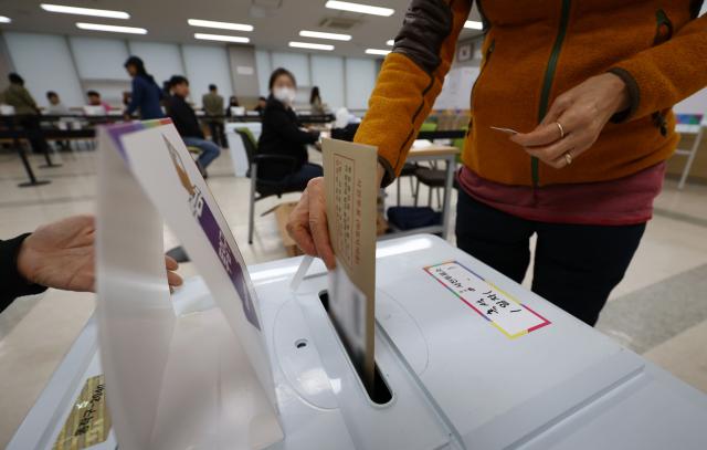 제22대 국회의원선거 사전투표 첫날인 5일 서울 동작구 흑석동주민센터에서 시민들이 투표를 하고 있다 사진연합뉴스