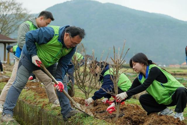 LH 임직원들이 지난 4일 경남 고성에서 탄소 상쇄 숲 조성을 위한 나무 심기에 나서고 있다 사진한국토지주택공사 