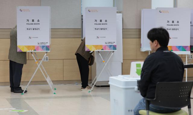 제22대 국회의원 선거 사전투표 첫날인 5일 서울 동작구 흑석동주민센터에서 시민들이 투표를 하고 있다 사진연합뉴스