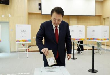 尹 대통령, 부산에서 사전투표 참여
